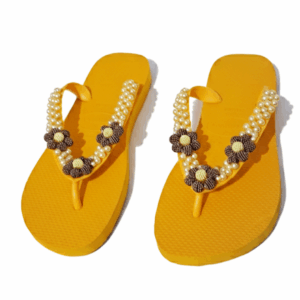 Chinelo Amarelo com Pérolas e Flores de Miçanga